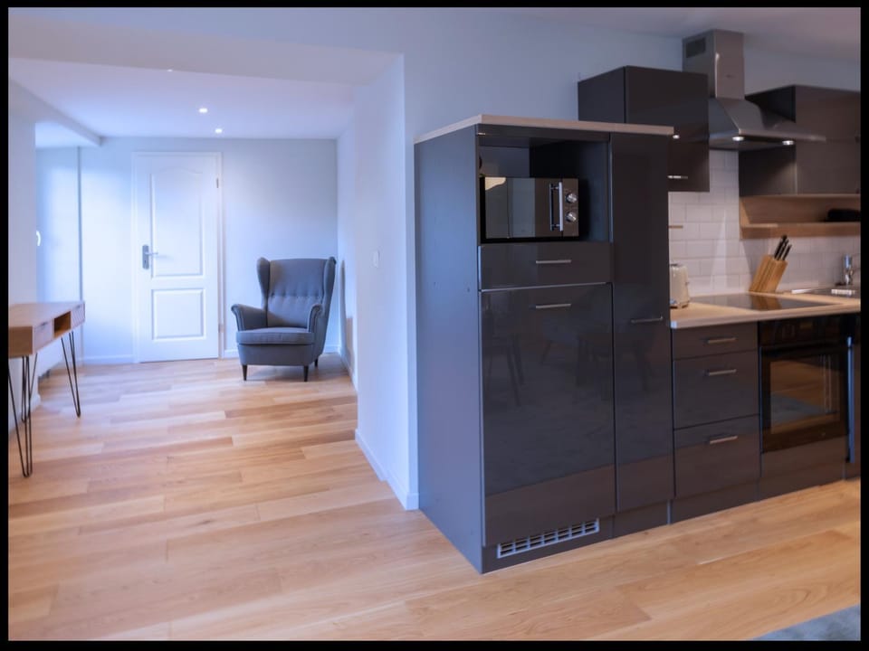 Coffee/tea facilities, Kitchen or kitchenette, oven, stove, toaster