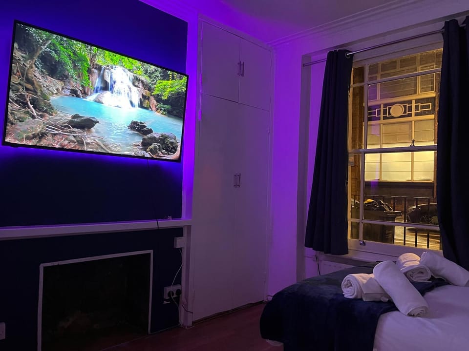TV and multimedia, Photo of the whole room, Bedroom