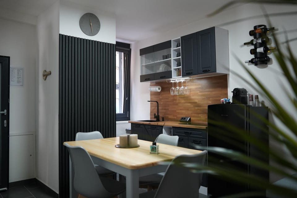 Kitchen or kitchenette, Dining area, oven