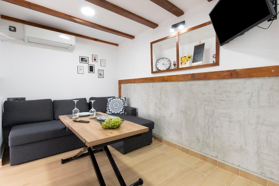 TV and multimedia, Living room, Seating area, Dining area