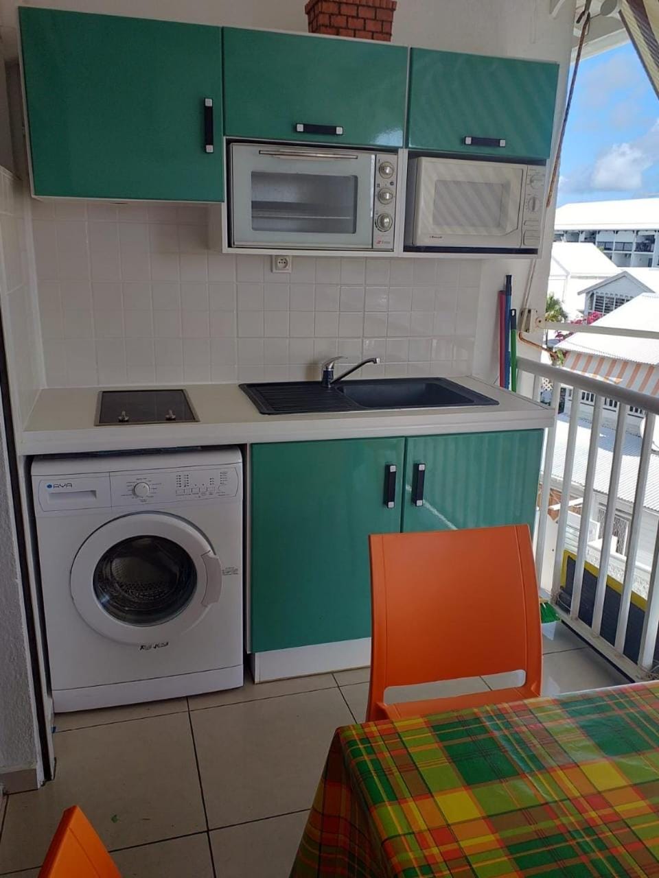 Kitchen or kitchenette, Dining area, oven, stove, washing machine