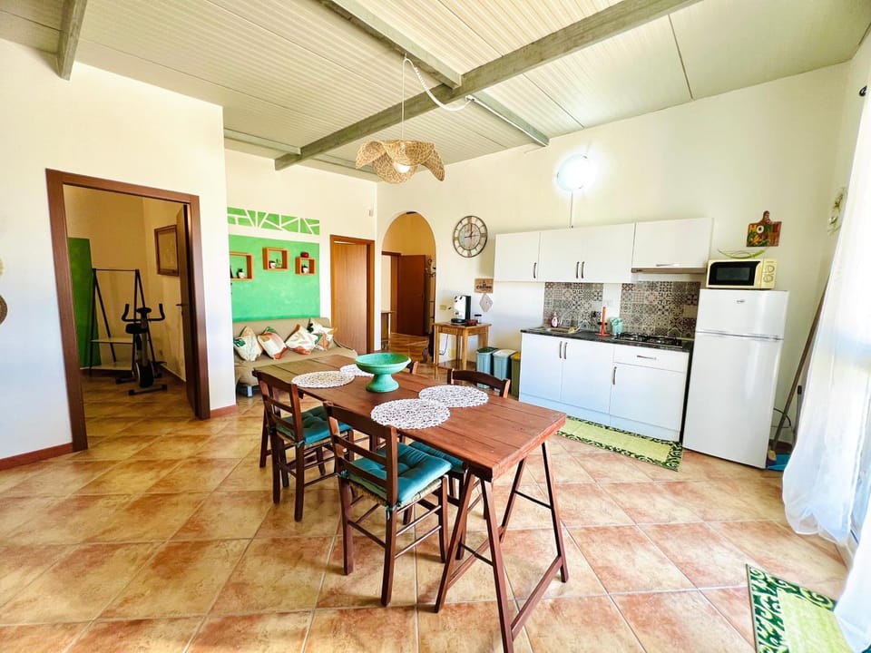 Kitchen or kitchenette, Dining area, minibar, stove