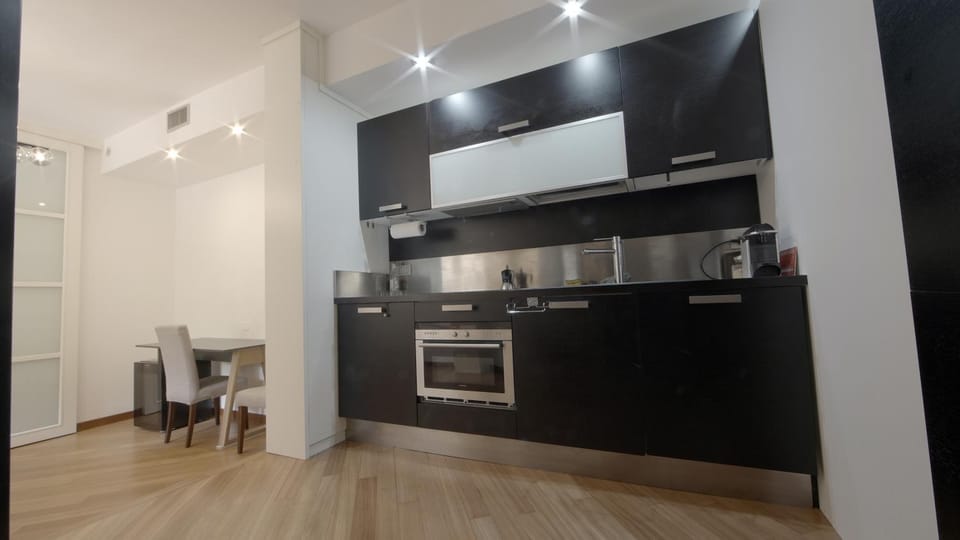 Kitchen or kitchenette, minibar, stove