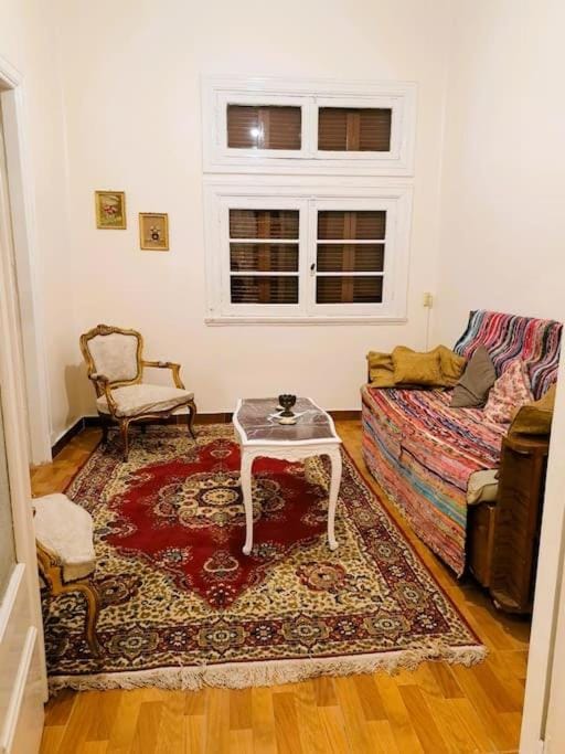 Old World Charm Apartment in Cairo