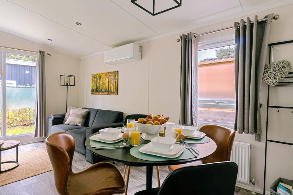Dining area, Breakfast, air conditioner