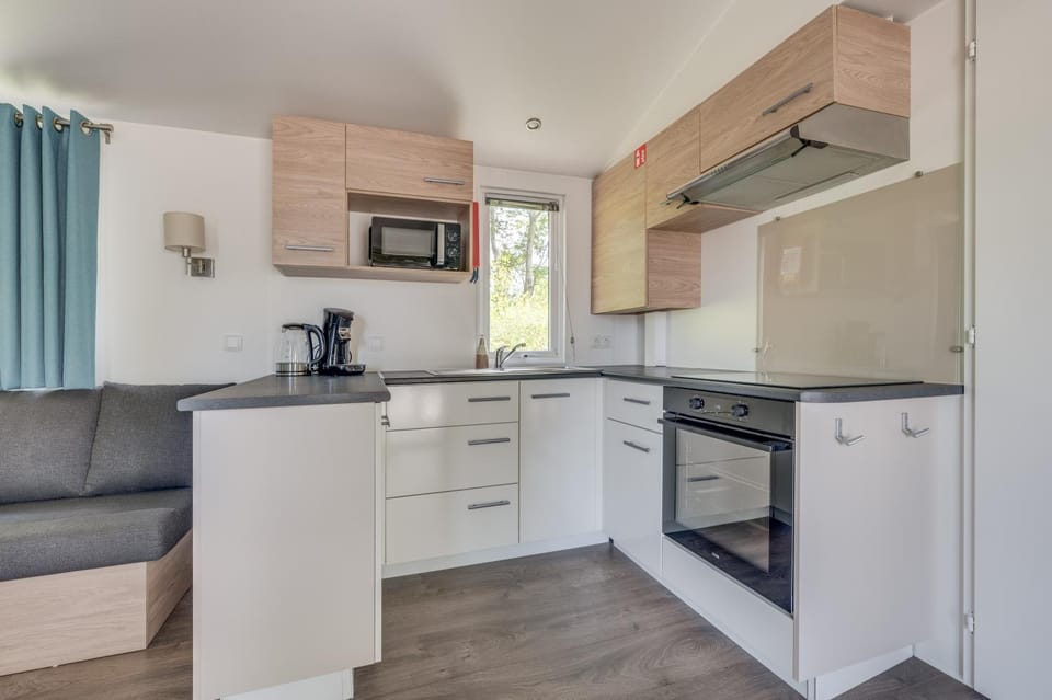 Coffee/tea facilities, microwave, oven, stove, kitchen
