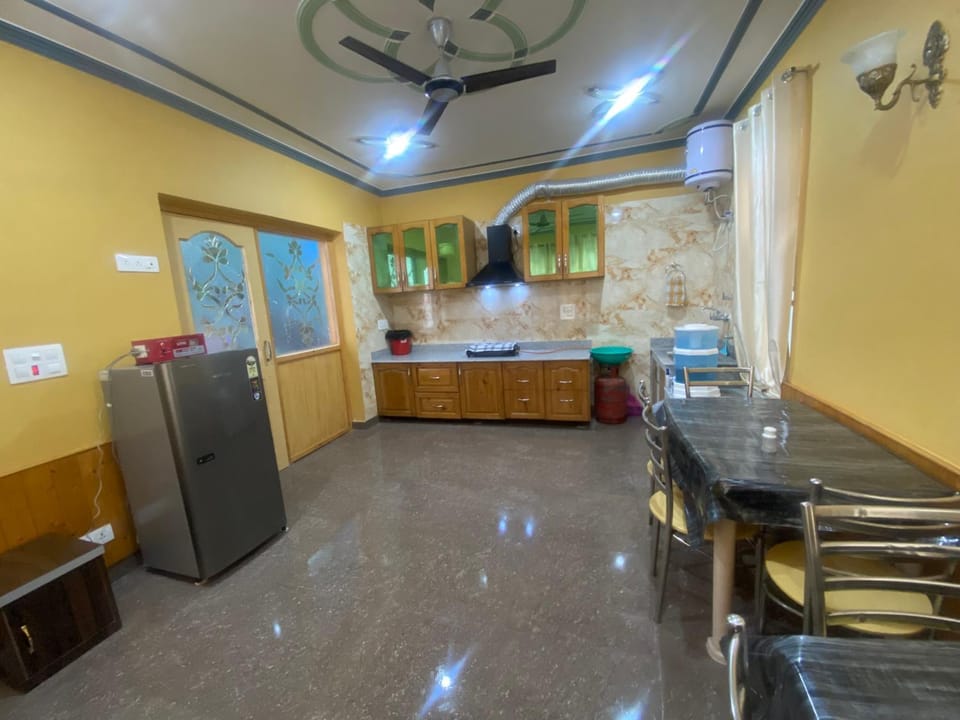 Kitchen or kitchenette, Internal: Not applicable to any particular room