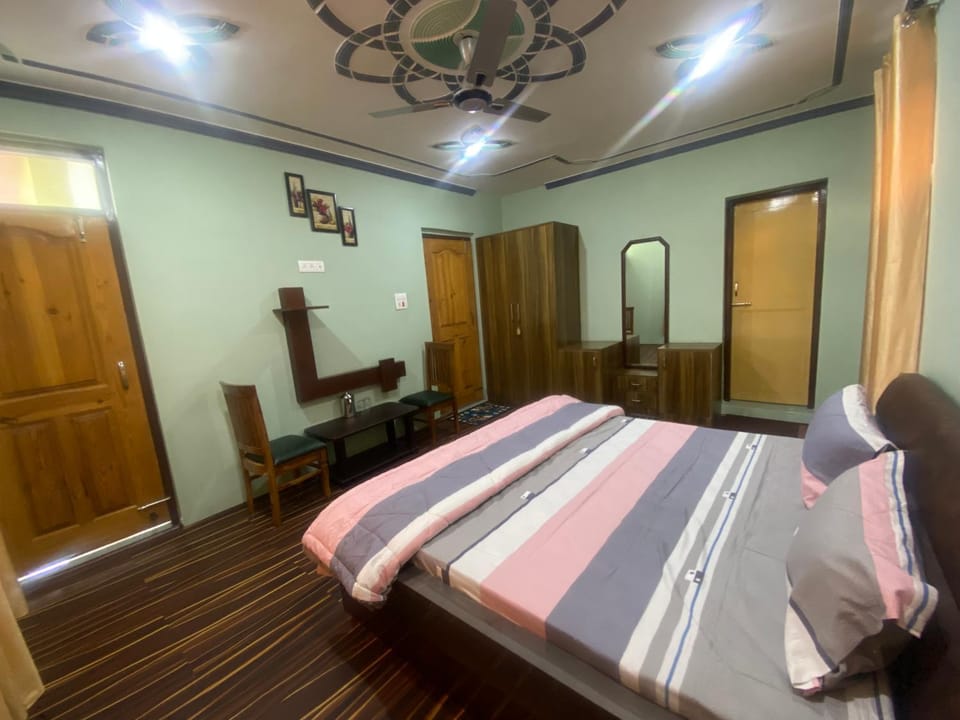 Bed, Photo of the whole room, Bedroom, fireplace, wardrobe