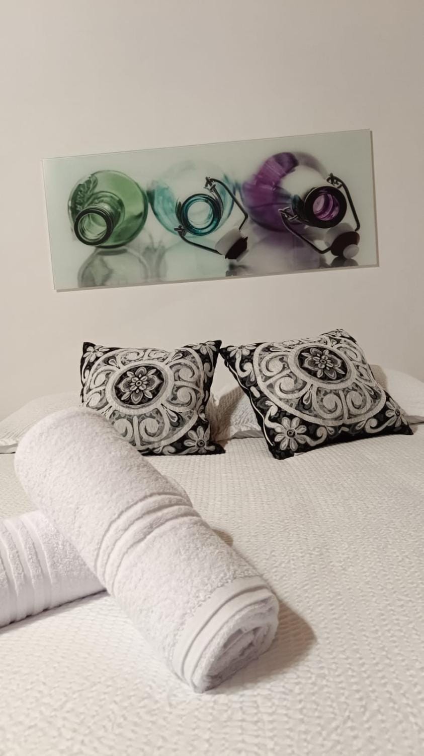Bed, Photo of the whole room, Decorative detail, Bedroom