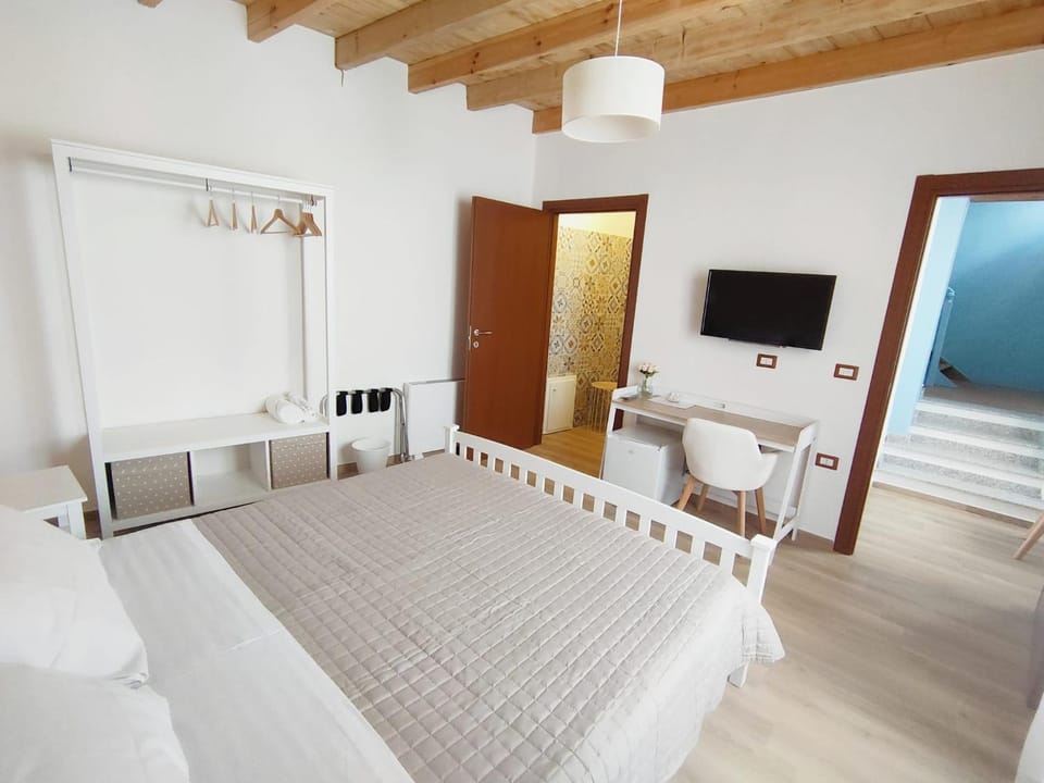 Bed, TV and multimedia, Photo of the whole room, Bedroom, hair dresser