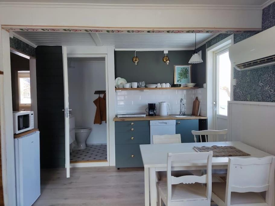 Coffee/tea facilities, Kitchen or kitchenette, Dining area, dishwasher, minibar, stove