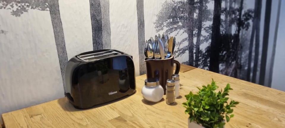 Coffee/tea facilities, Living room, Decorative detail, Seating area, Dining area, toaster