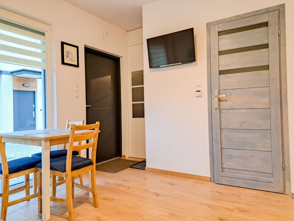 TV and multimedia, Kitchen or kitchenette, Living room, Seating area, Dining area, wardrobe