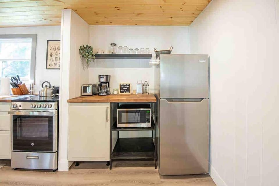 “The Hydrus” cozy 2 bedroom cottage House in Kawartha Lakes