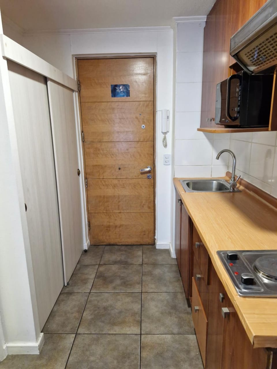 Kitchen or kitchenette, minibar