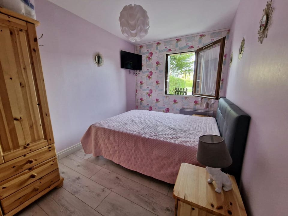 Bed, TV and multimedia, Photo of the whole room, Bedroom, wardrobe