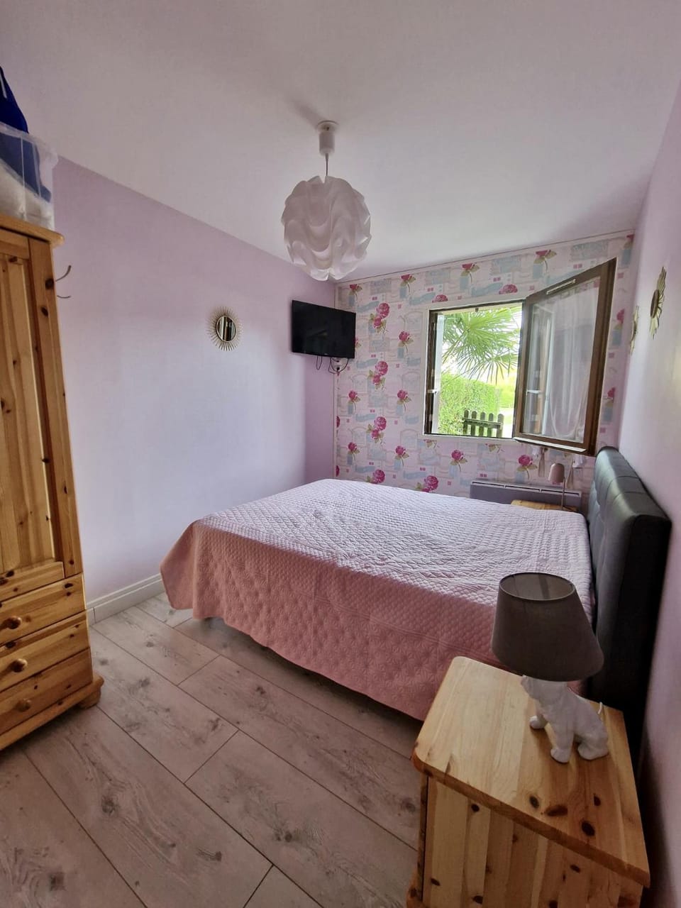 Bed, TV and multimedia, Photo of the whole room, Bedroom