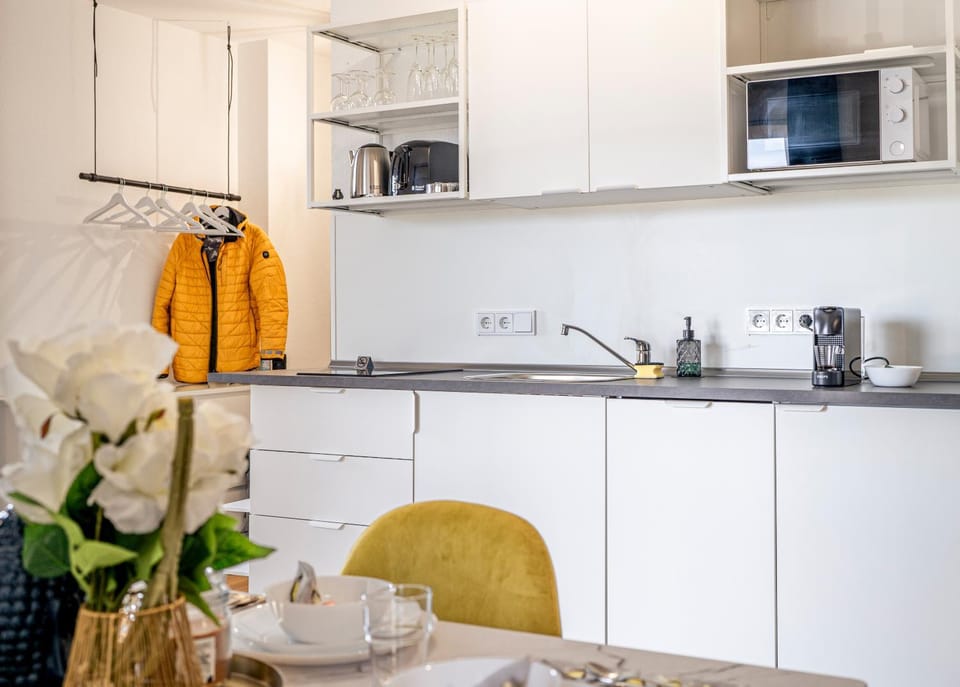 Coffee/tea facilities, Kitchen or kitchenette, Dining area, stove