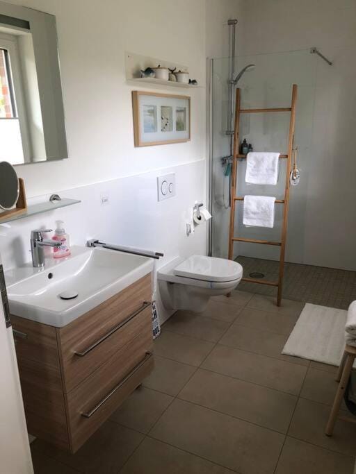 Shower, Toilet, Bathroom, towels