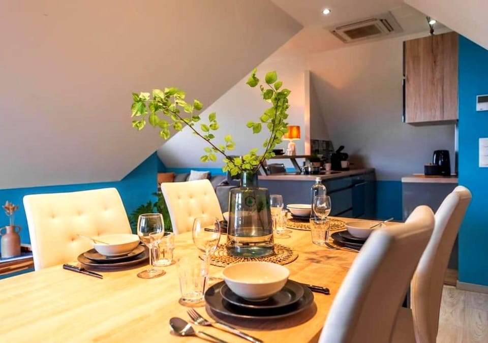 Kitchen or kitchenette, Living room, Seating area, Dining area