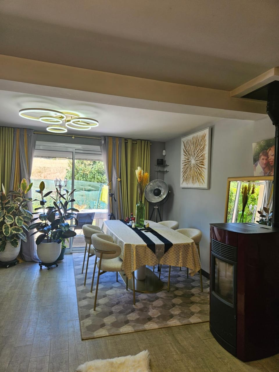 TV and multimedia, Living room, Seating area, Dining area