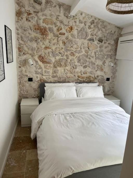 STRELIZIA - New central old Antibes for 4 AC Apartment in Antibes