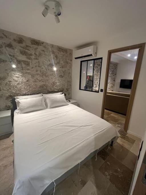 MORINGA - New unit for 2 AC close to beach Apartment in Antibes
