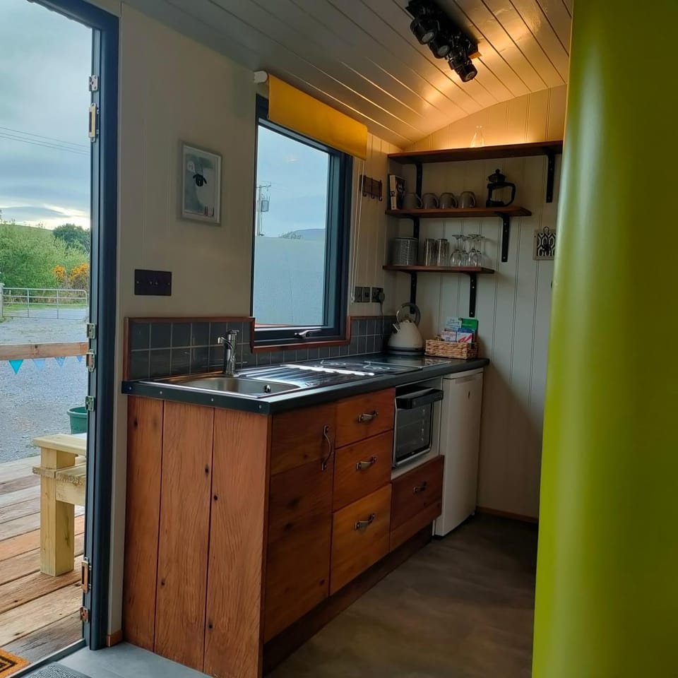 Dingle Way Glamping DANÚ Annascaul Campground/ 
RV Resort in County Kerry