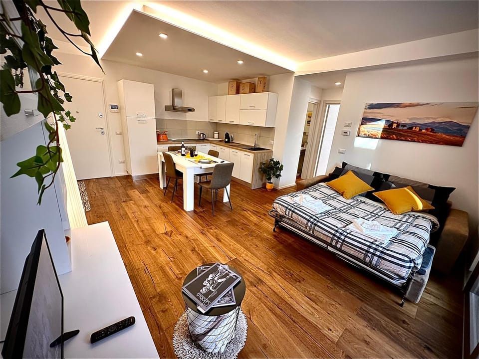 Bed, TV and multimedia, Living room, Photo of the whole room, Seating area, towels