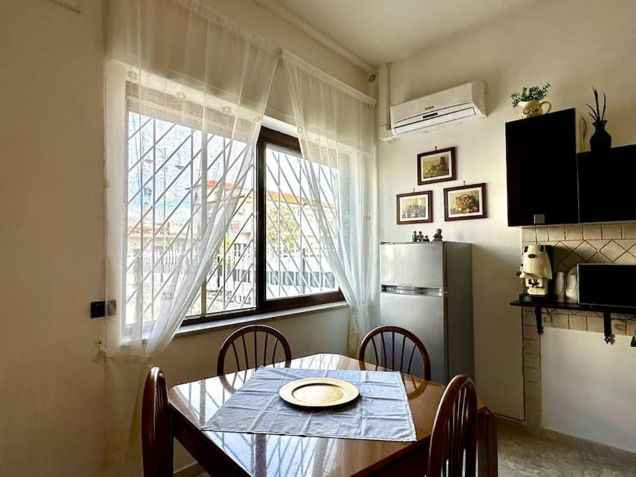 Kitchen or kitchenette, Dining area, minibar, air conditioner