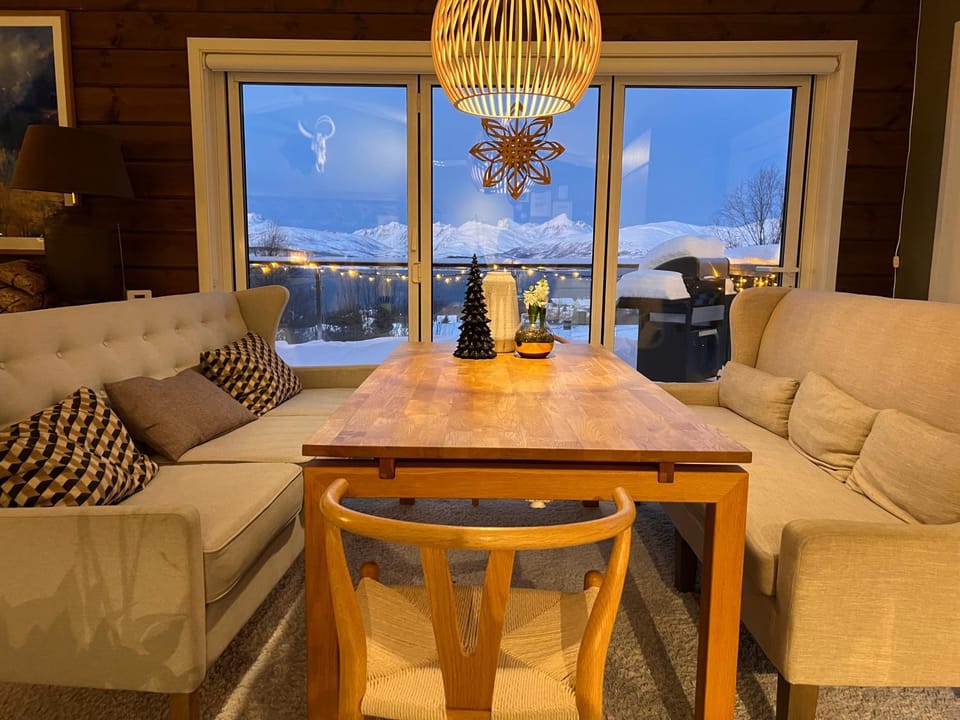Living room, Dining area, Mountain view