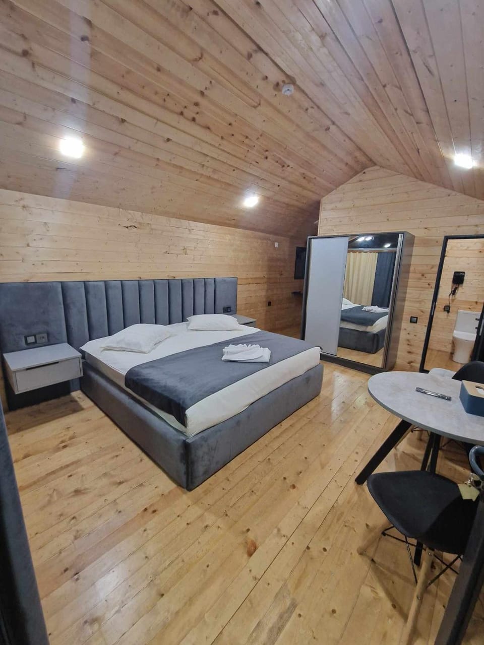 Bed, Living room, Photo of the whole room, Bedroom, hair dresser