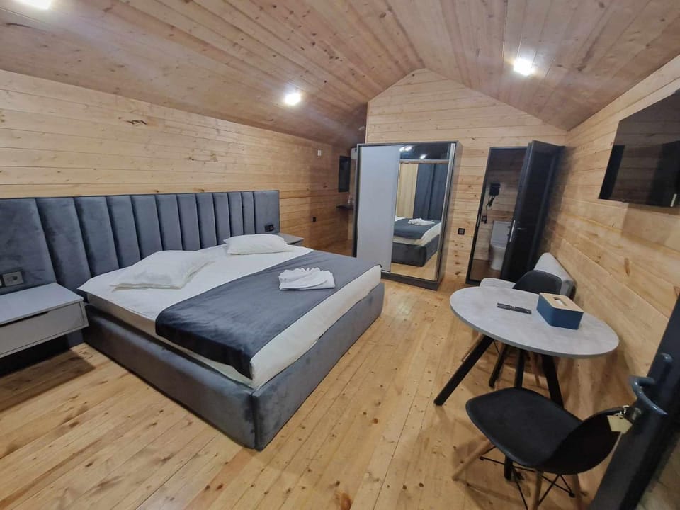 Bed, TV and multimedia, Living room