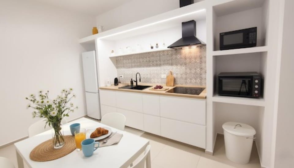Kitchen or kitchenette, Dining area, stove