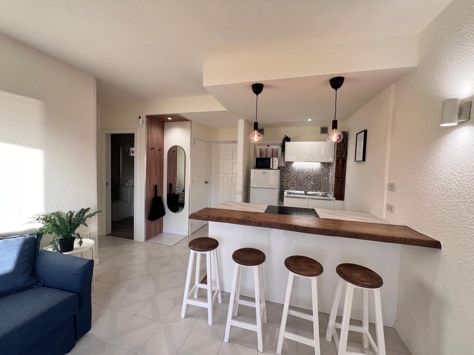 Kitchen or kitchenette, Living room, Seating area, minibar, oven, stove