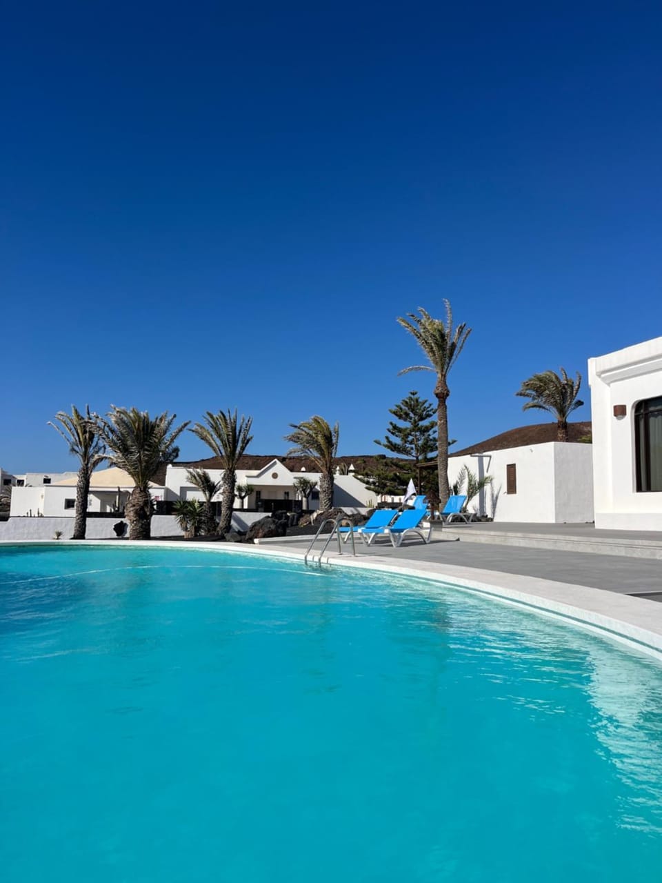 Pool view, Swimming pool, sunbed