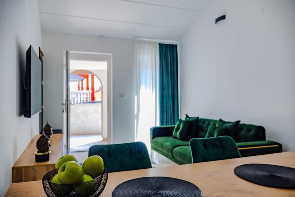 TV and multimedia, Living room, Seating area, Evening entertainment