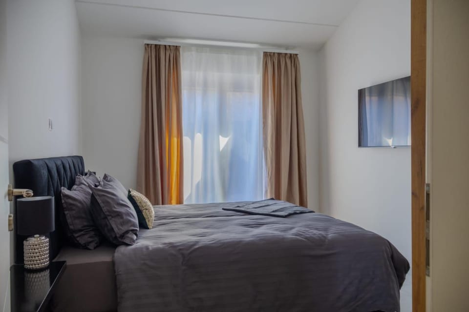Bed, TV and multimedia, Bedroom