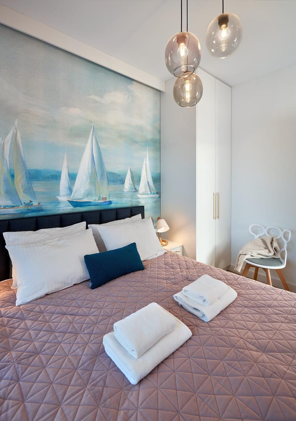 Bed, Photo of the whole room, Bedroom, towels