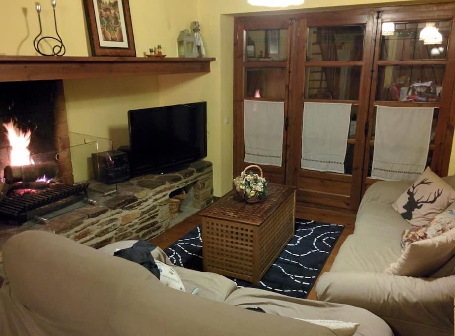 TV and multimedia, Seating area, fireplace, flat iron