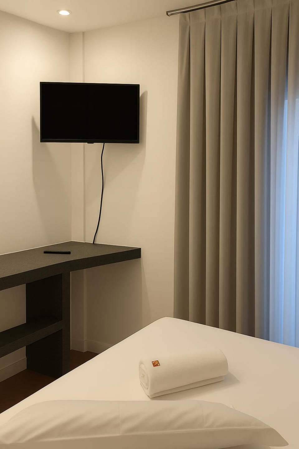 Bed, TV and multimedia, Bedroom