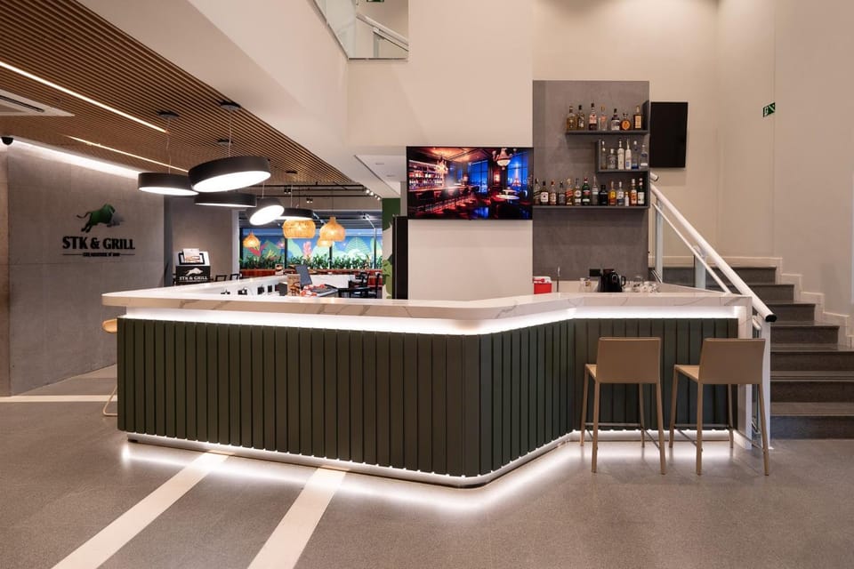 Restaurant/places to eat, TV and multimedia, Lounge or bar, Lounge or bar