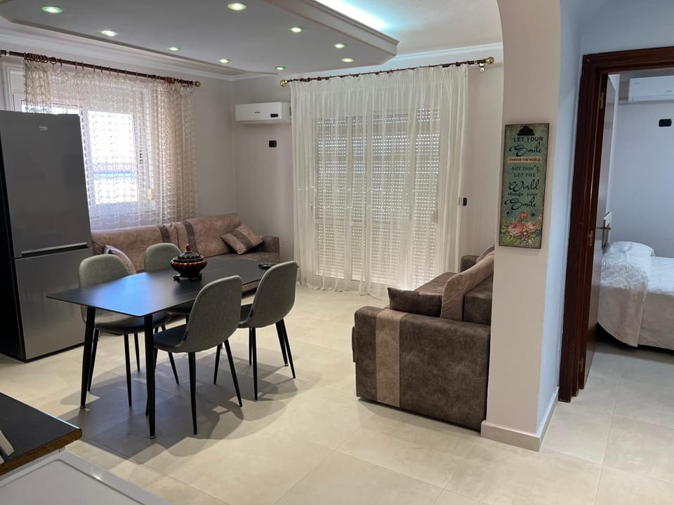 Bed, TV and multimedia, Living room, Photo of the whole room, Seating area, Dining area, Bedroom, air conditioner