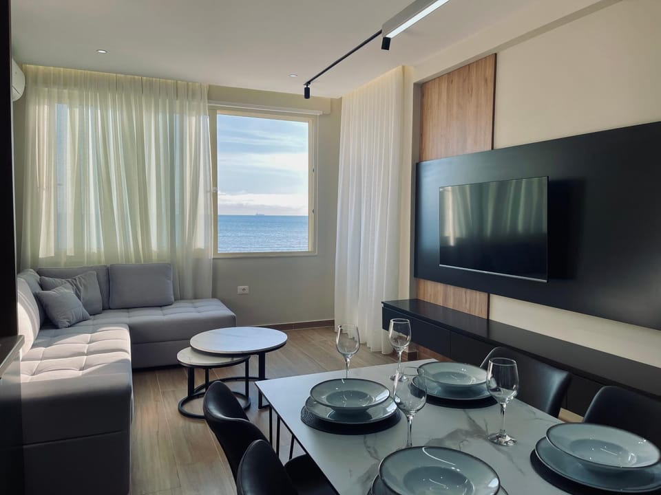 Communal lounge/ TV room, Natural landscape, TV and multimedia, Living room, Seating area, Dining area, Evening entertainment, Sea view