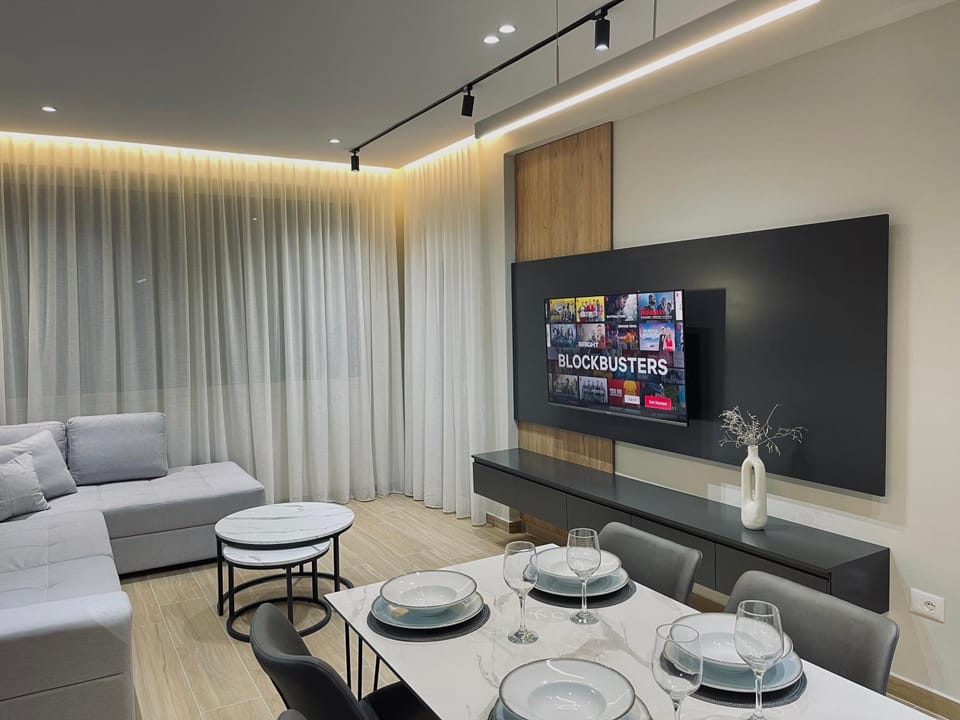 Communal lounge/ TV room, TV and multimedia, Living room, Dining area, Evening entertainment