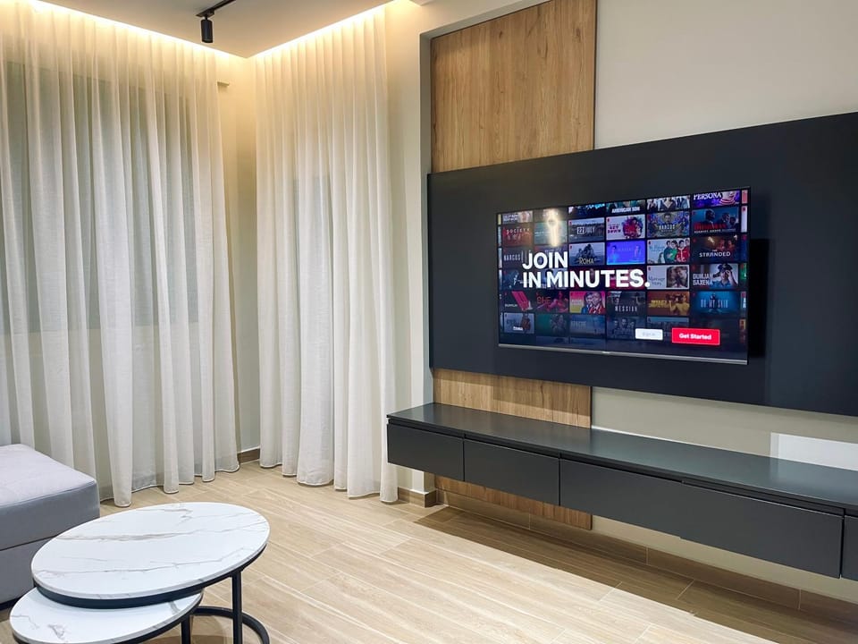 Communal lounge/ TV room, TV and multimedia, Living room, Seating area, Evening entertainment