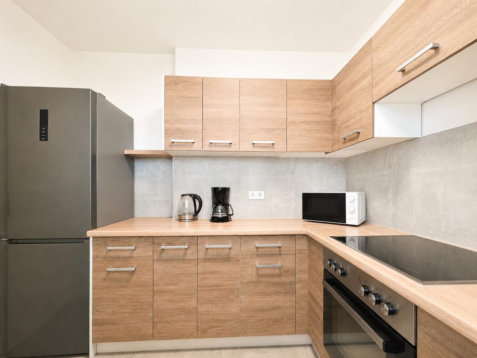 Coffee/tea facilities, dishwasher, microwave, oven, stove, kitchen