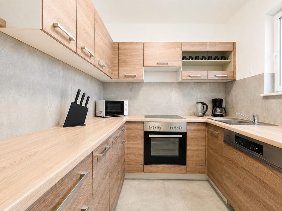 Coffee/tea facilities, dishwasher, microwave, oven, stove, kitchen
