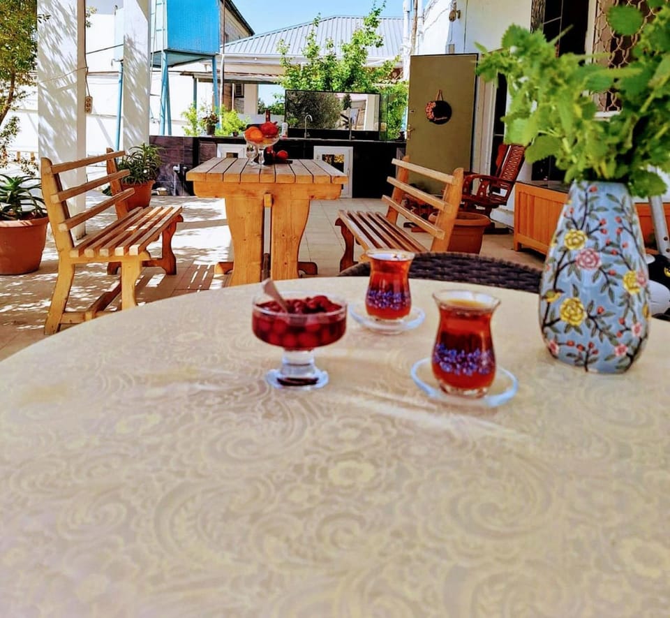 Patio, Garden, Banquet/Function facilities, Seating area, Food, Garden view