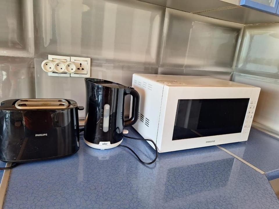 Kitchen or kitchenette, minibar, toaster